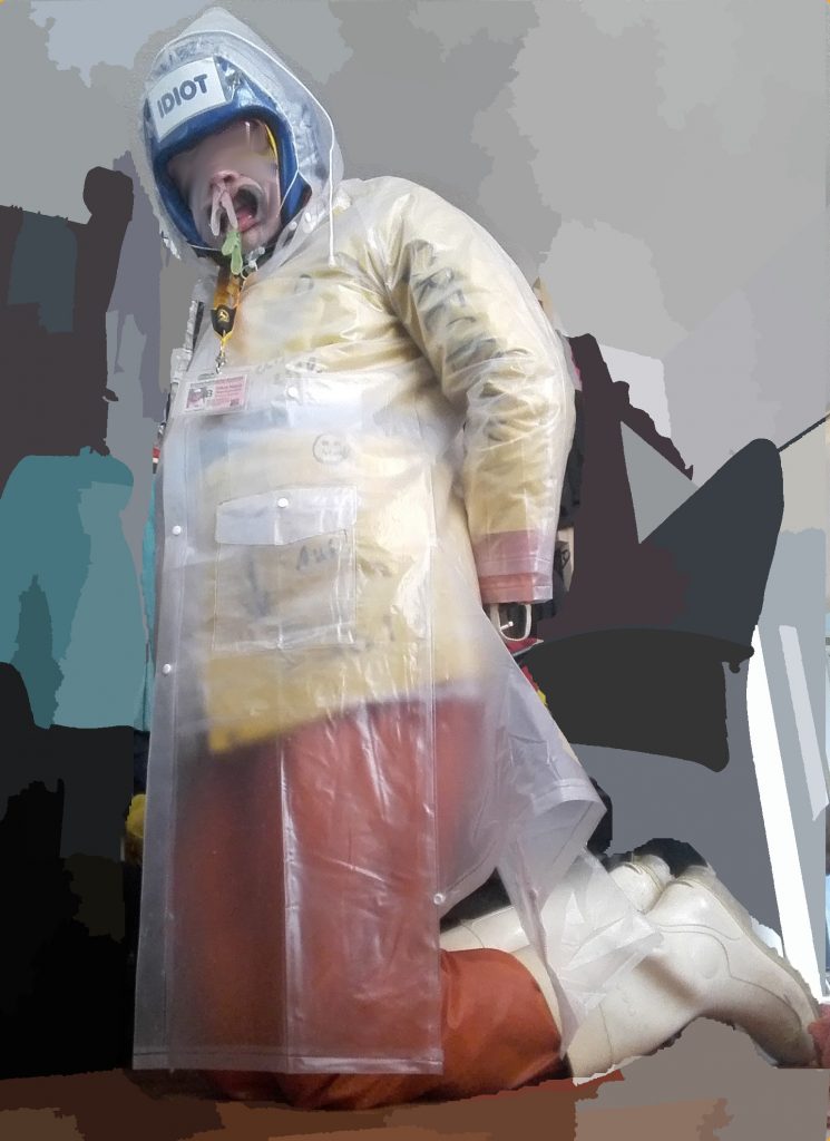 Damit das Plastik des "Erniedrigungsanzuges" nicht nass wird, einfach transparentes PVC drüber ziehen.