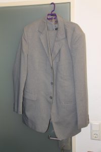 grauer Anzug